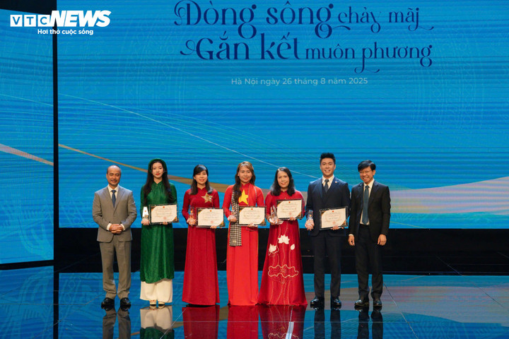 BTC Trao giải Sứ giả tiếng Việt trong cộng đồng người Việt Nam ở nước ngoài năm 2025 cho 6 Kiều bào.