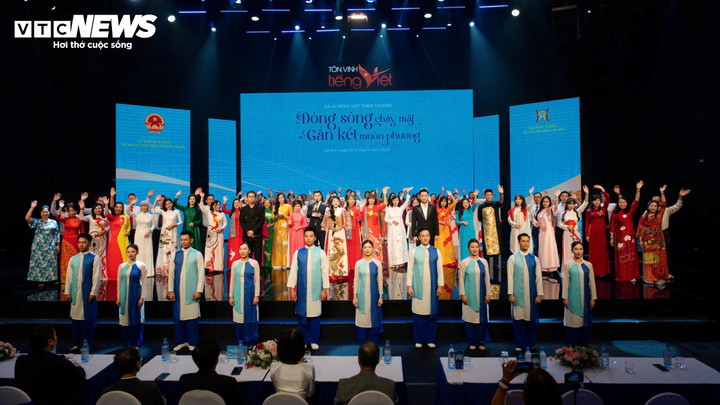 Hơn 100 kiều bào từ khắp nơi trên thế giới, trong đó có gần 80 thầy cô giáo, tình nguyện viên đang tham gia Khóa tập huấn giảng dạy tiếng Việt cho giáo viên người Việt Nam ở nước ngoài tham dự đêm ga la Tiếng Việt thân thương.