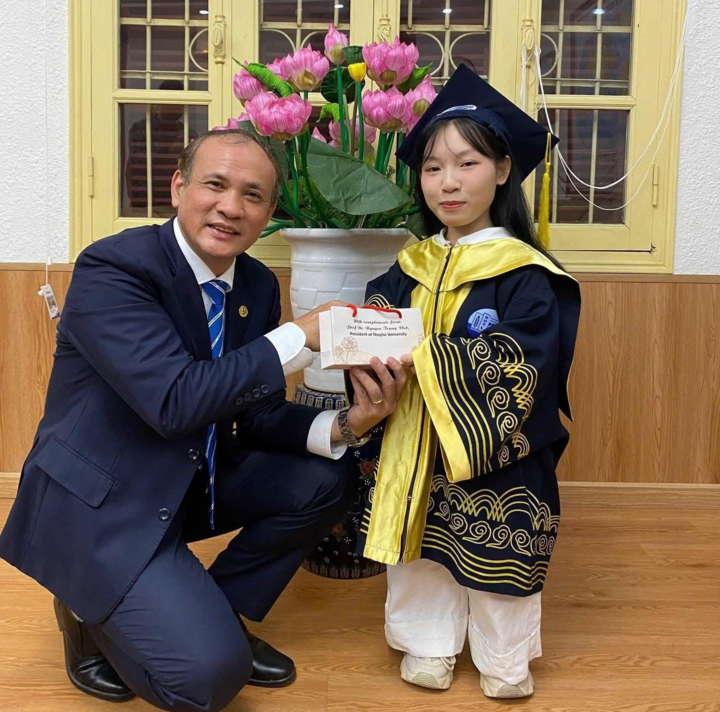 GS.TS Nguyễn Trung Việt, Hiệu trưởng trường Đại học Thủy lợi cùng tân cử nhân Nguyễn Thị Phương. (Ảnh: NVCC)