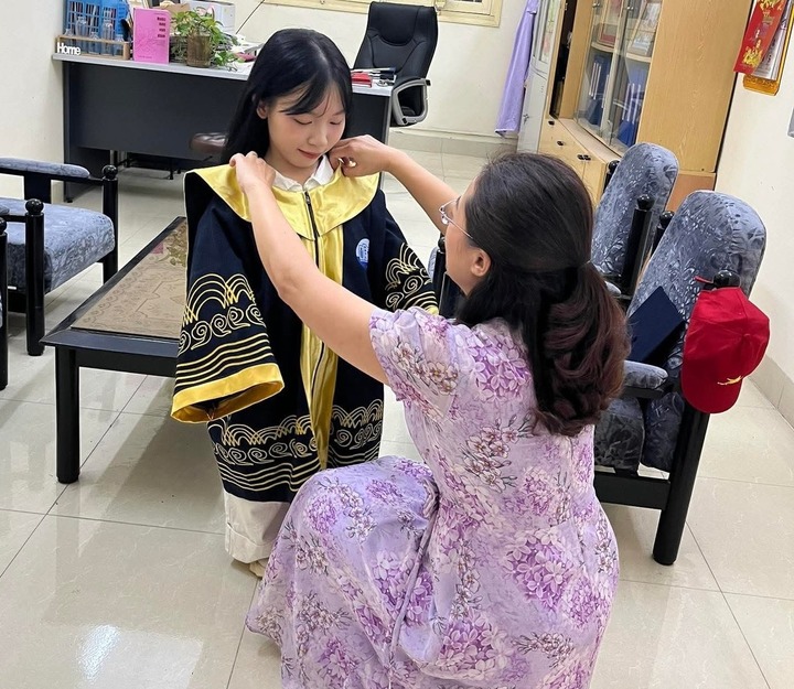 Phương được cô giáo của trường tặng bộ lễ phục đặc biệt nhân ngày tốt nghiệp. (Ảnh: NVCC)