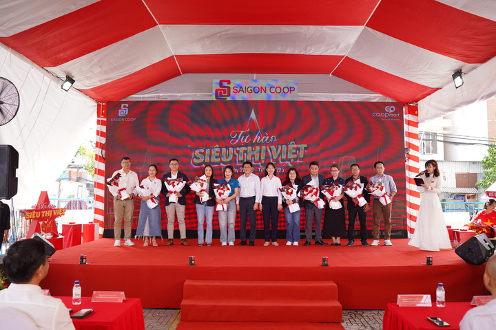 Đại diện Lãnh đạo Saigon Co.op tặng hoa tri ân đến các đối tác đã đồng hành cùng chương trình.