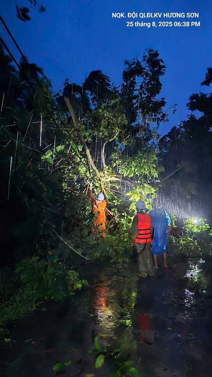 Công nhân ngành Điện xuyên đêm khắc phục sự cố bão số 5.