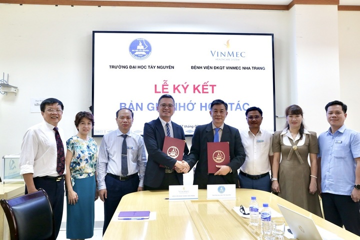 Đại diện Bệnh viện đa khoa Vinmec Nha Trang và Đại học Tây Nguyên kí kết hợp tác chiến lược nhằm góp phần nâng tầm chất lượng y tế khu vực.
