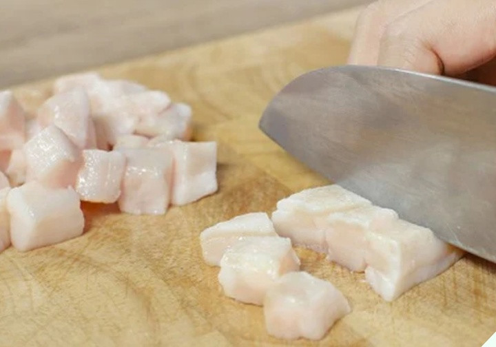 Loại mỡ lý tưởng để rán là mỡ gáy mỡ lưng hoặc mỡ bụng của heo. (Ảnh: Arttimes)