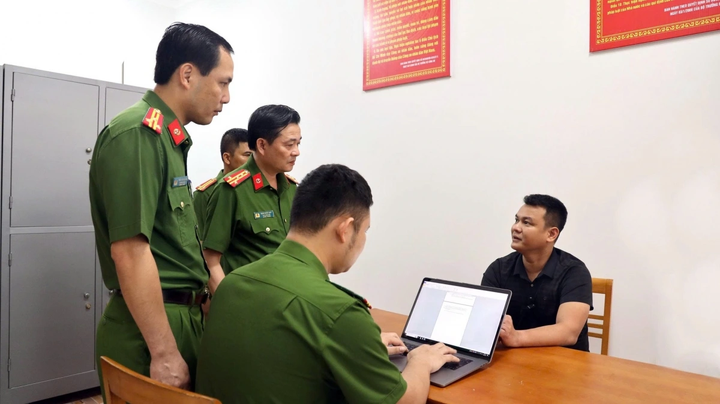 Công an làm việc với đối tượng cầm đầu đường dây