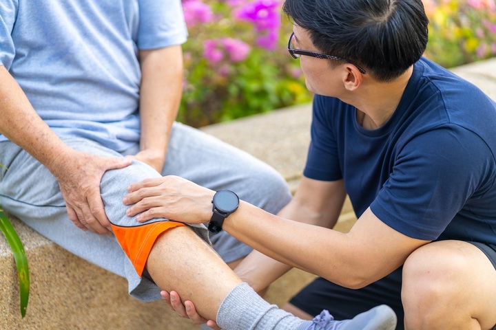 Càng lớn tuổi, sức khỏe của cha mẹ dần yếu đi, có thể ảnh hưởng đến sinh hoạt hằng ngày.