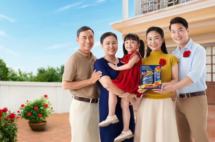 Nhiều người con lựa chọn thực phẩm dinh dưỡng để chăm sóc cha mẹ.