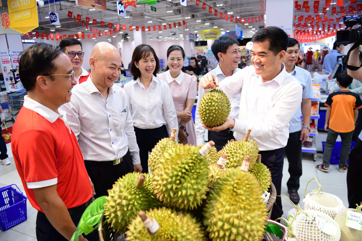 Đại biểu tham quan bên trong siêu thị.