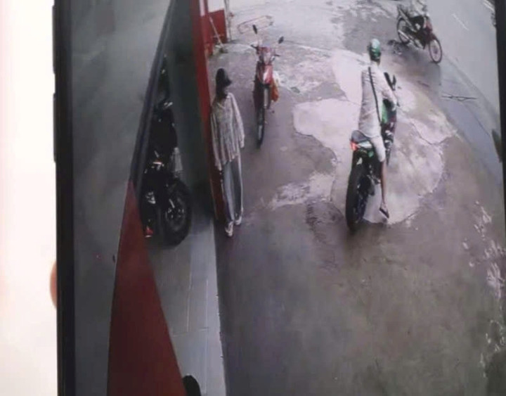 Camera của cửa hàng ghi lại hình ảnh người đàn ông lên xe máy phóng đi. (Ảnh cắt từ clip)
