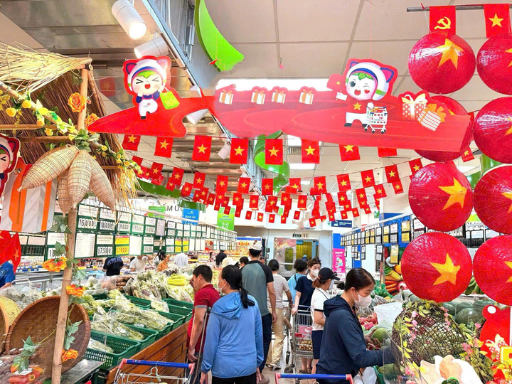 Không gian mua sắm rực rỡ sắc đỏ tại Co.opmart.