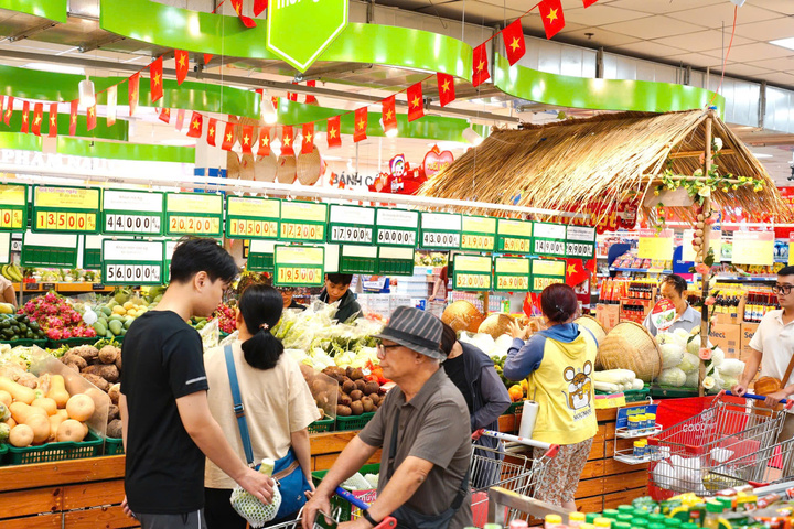 Khu trưng bày nông sản Việt Nam được trang trí nổi bật, thu hút đông đảo khách hàng tham quan và chọn lựa.