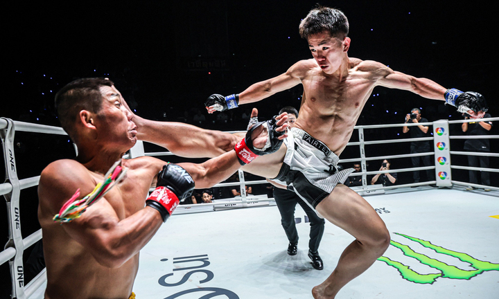 Okuwaki (bên phải) giữ đai vô địch WBC.