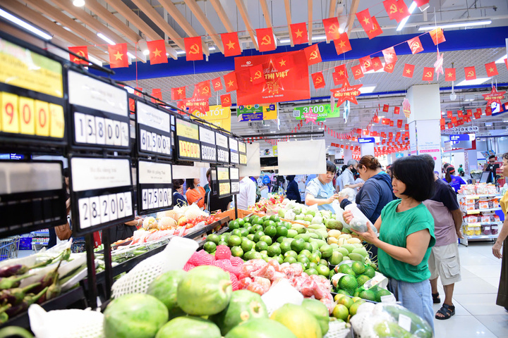 Người dân hào hứng lựa chọn các sản phẩm chất lượng giá tốt trong chương trình Tự hào hàng Việt.