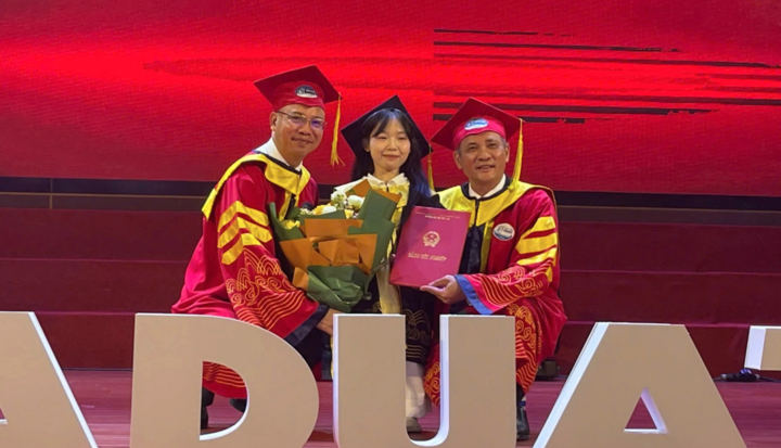 Nguyễn Thị Phương nhận bằng tốt nghiệp loại Giỏi trường Đại học Thuỷ lợi. (Ảnh: NVCC)