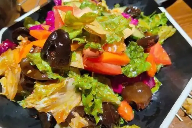 Salad chỉ nên sử dụng trong ngày, tránh để qua đêm dễ sản sinh chất độc. (Ảnh: Sohu)