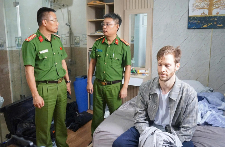 Nghi phạm cướp tiệm vàng bị bắt giữ. (Ảnh: C.A)