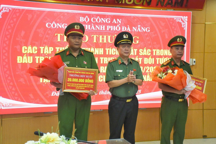 Khen thưởng các đơn vị tham gia phá thành công vụ cướp tiệm vàng.