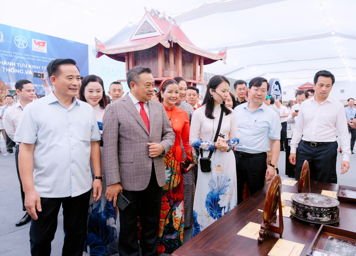 Chủ tịch Hà Nội tham quan Không gian Truyền thống và Sáng tạo Hà Nội 2025.