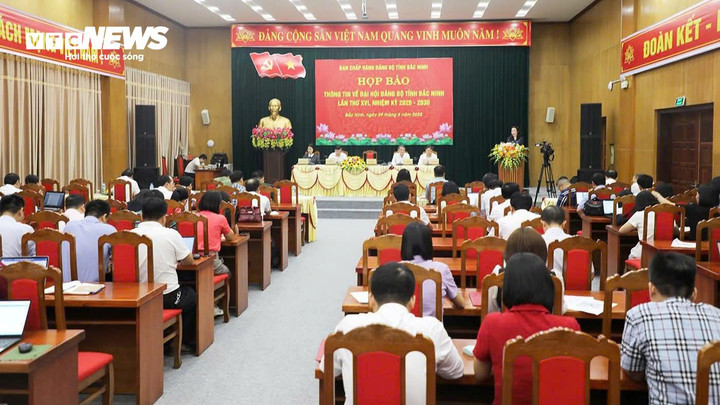 Toàn cảnh buổi họp báo.