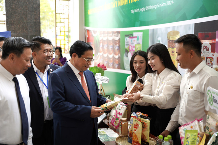 Thủ tướng Chính phủ Phạm Minh Chính tham quan các gian hàng trưng bày sản phẩm đặc sản địa phương tỉnh Tây Ninh. (Ảnh: Phương Thuý)