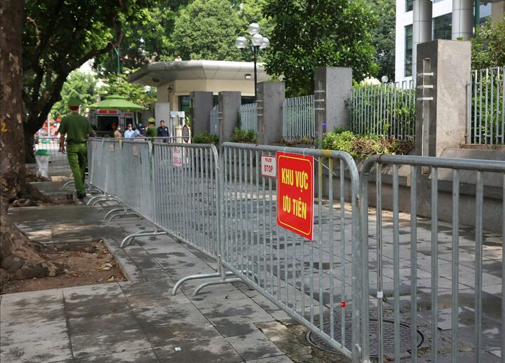 Công an Hà Nội lập khu vực ưu tiên cho các cựu chiến binh và người cao tuổi.