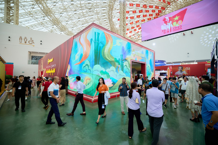 Gian hàng mô phỏng chuyến bay của Sun Group ở Triển lãm A80 hút khách tham quan - 1