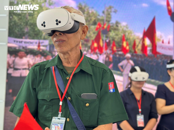 Trải nghiệm VR đưa người tham quan trở về ngày 2/9/1945. (Ảnh: Mạnh Hùng)