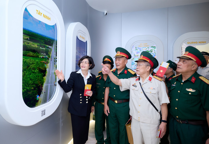 Gian hàng mô phỏng chuyến bay của Sun Group ở Triển lãm A80 hút khách tham quan - 10