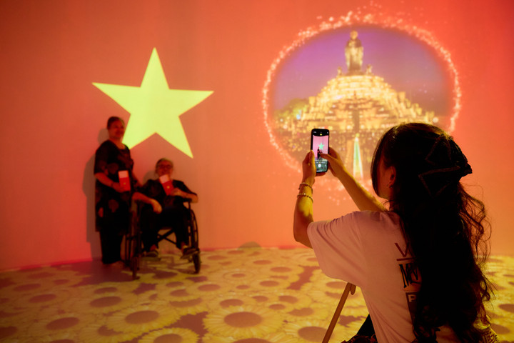 Gian hàng mô phỏng chuyến bay của Sun Group ở Triển lãm A80 hút khách tham quan - 11