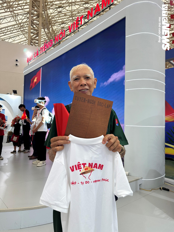 Chiếc áo với dòng chữ: "Việt Nam - Độc lập - Tự do - Hạnh phúc" được BTC chương trình gửi tặng cựu chiến binh Đặng Giang Giang. (Ảnh: Mạnh Hùng)