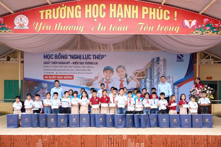 90 scholarships and many gifts were awarded to excellent students from 10 schools in Hung Yen province.