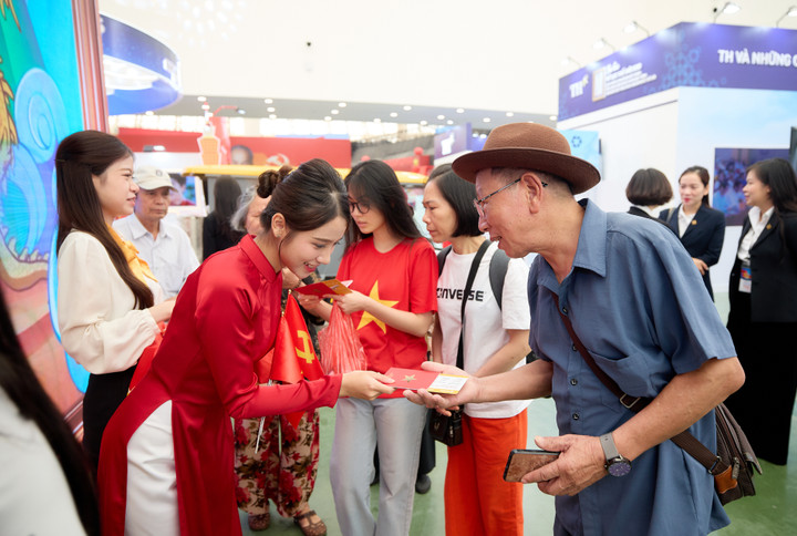 Gian hàng mô phỏng chuyến bay của Sun Group ở Triển lãm A80 hút khách tham quan - 3