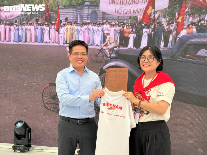 Thay mặt BTC chương trình, Phó Tổng Biên tập Phụ trách Báo điện tử VTC News Ngô Văn Hải gửi tặng phần quà ý nghĩa cho vị khách thứ 1.000 tới với "Trở về thời khắc thiêng liêng". (Ảnh: Mạnh Hùng)