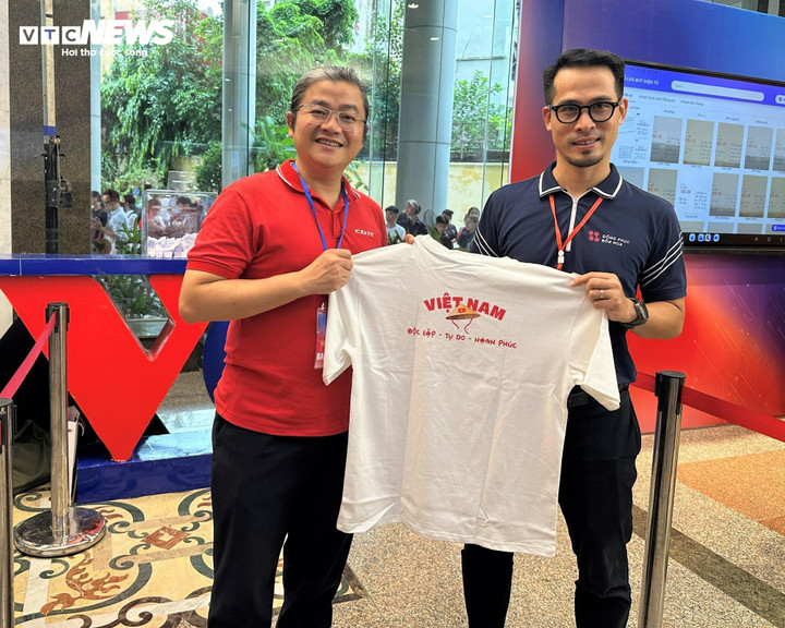 Ông Đỗ Quảng Trường, Giám đốc điều hành Đồng Phục Bốn Mùa (phải) và TS. Nguyễn Đức Hoàng, Học viện CNBCVT (phụ trách hạng mục công nghệ của dự án) với mẫu áo của chương trình.