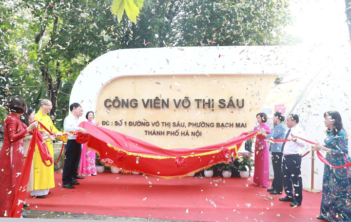 Các đại biểu thực hiện nghi thức gắn biển tên công viên Võ Thị Sáu. (Ảnh: Đình Hiệp)