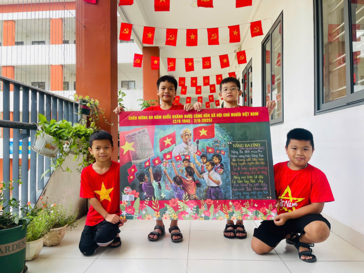 Thầy và trò trường Tiểu học Thanh Trì (Hà Nội) cũng tổ chức một số hoạt động như: trang trí lớp học, vẽ tranh... Các hoạt động đã tạo không gian sáng tạo, giúp học sinh phát huy năng khiếu và tinh thần đoàn kết, tình yêu quê hương đất nước, nhận được sự ủng hộ nhiệt tình từ các thầy cô giáo, học sinh và phụ huynh. (Ảnh: Nhà trường)