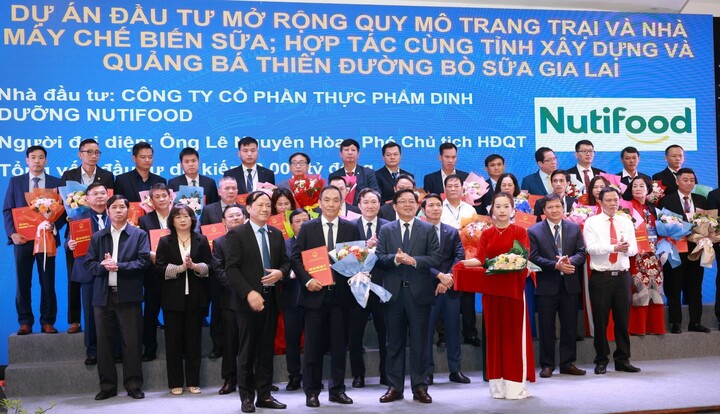 Nutifood 대표는 Gia Lai 지방 투자 진흥 회의에서 Quang Nam 지방 지도자들로부터 꽃을 받았습니다.