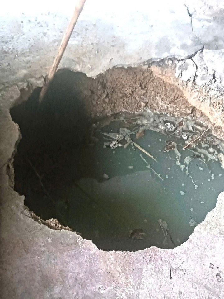 "Hố tử thần" xuất hiện tại nhà người dân ở xã Yên Bình, tỉnh Lạng Sơn.
