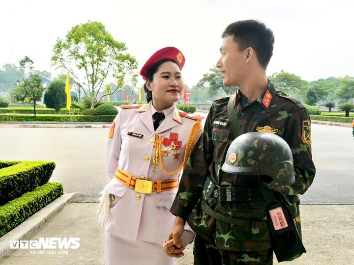 Vợ chồng Trung uý Dương Thị Thơm và Thượng uý Đỗ Thanh Quân gặp nhau sau buổi hợp luyện nhiệm vụ A80.