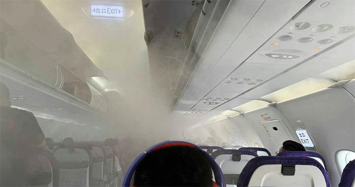 Khoang máy bay của Spring Airlines tràn ngập sương mù trắng. (Ảnh: Xiaohongshu)