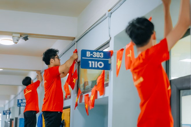 Ở mỗi lớp học, các em học sinh của trường tự tay chăm chút từng góc nhỏ, tạo nên niềm phấn khởi, tự hào mừng ngày đại lễ. (Ảnh: Nhà trường)