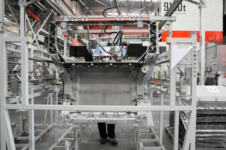 Un empleado trabaja en la fábrica de automóviles de Xiaomi en Pekín, China. (Fuente: Xinhua)