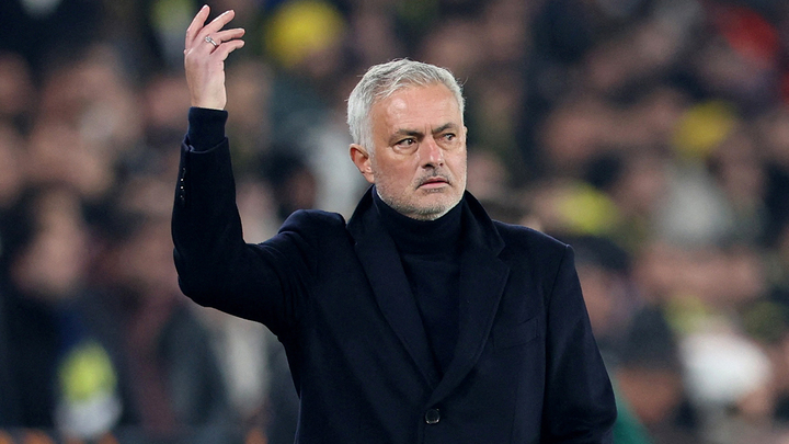 Huấn luyện viên Jose Mourinho chia tay Fenerbahce.