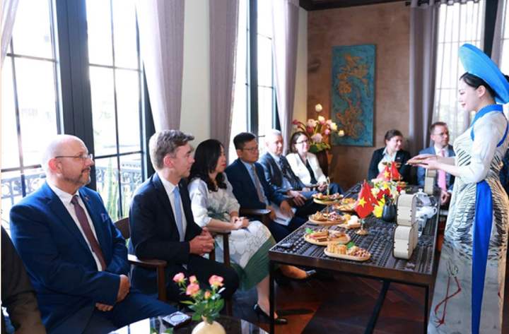 Trà nương biểu diễn nghệ thuật pha trà.