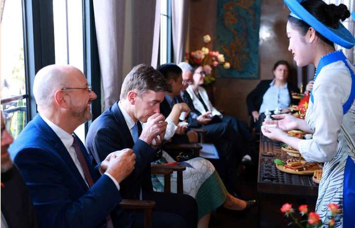 Quý vị khách quý thích thú và ngạc nhiên bởi hương vị của các dòng trà thương hiệu DoiDep.