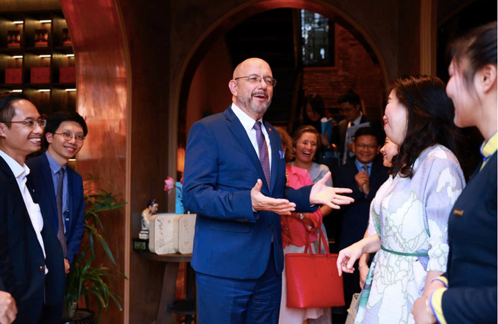 Không khi buổi thưởng trà diễn ra gần gũi và chân tình.