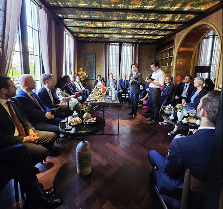 Đại diện thương hiệu DoiDep chia sẻ về văn hoá trà Việt tại buổi thưởng trà “Ngoại giao” giữa Bộ Ngoại giao và các Đại sứ, thành viên đoàn ngoại giao của các nước thành viên EU.