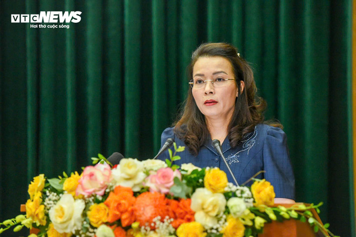 Bà Nguyễn Thị Hương, Phó Bí thư Thường trực Tỉnh ủy Bắc Ninh phát biểu tại họp báo.