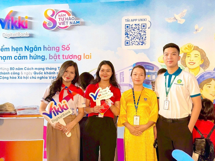 Vikki Bank tặng 1.100 điện thoại thông minh 5G cho hộ nghèo dịp Quốc khánh - 1