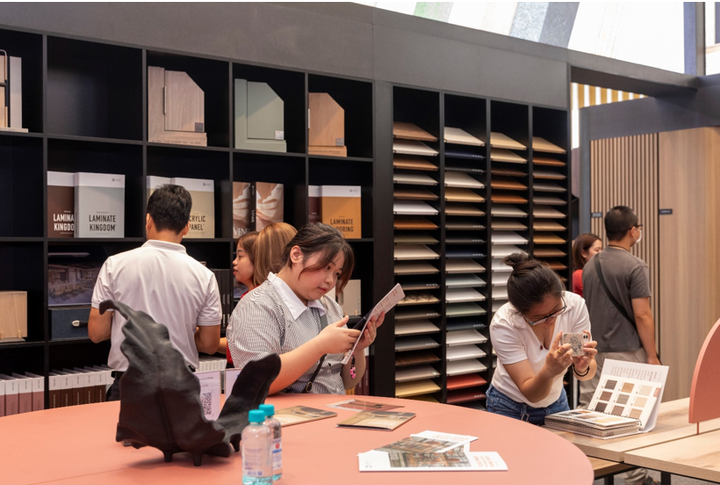Khách tham quan tìm hiểu về sản phẩm của Gỗ An Cường tại triển lãm.